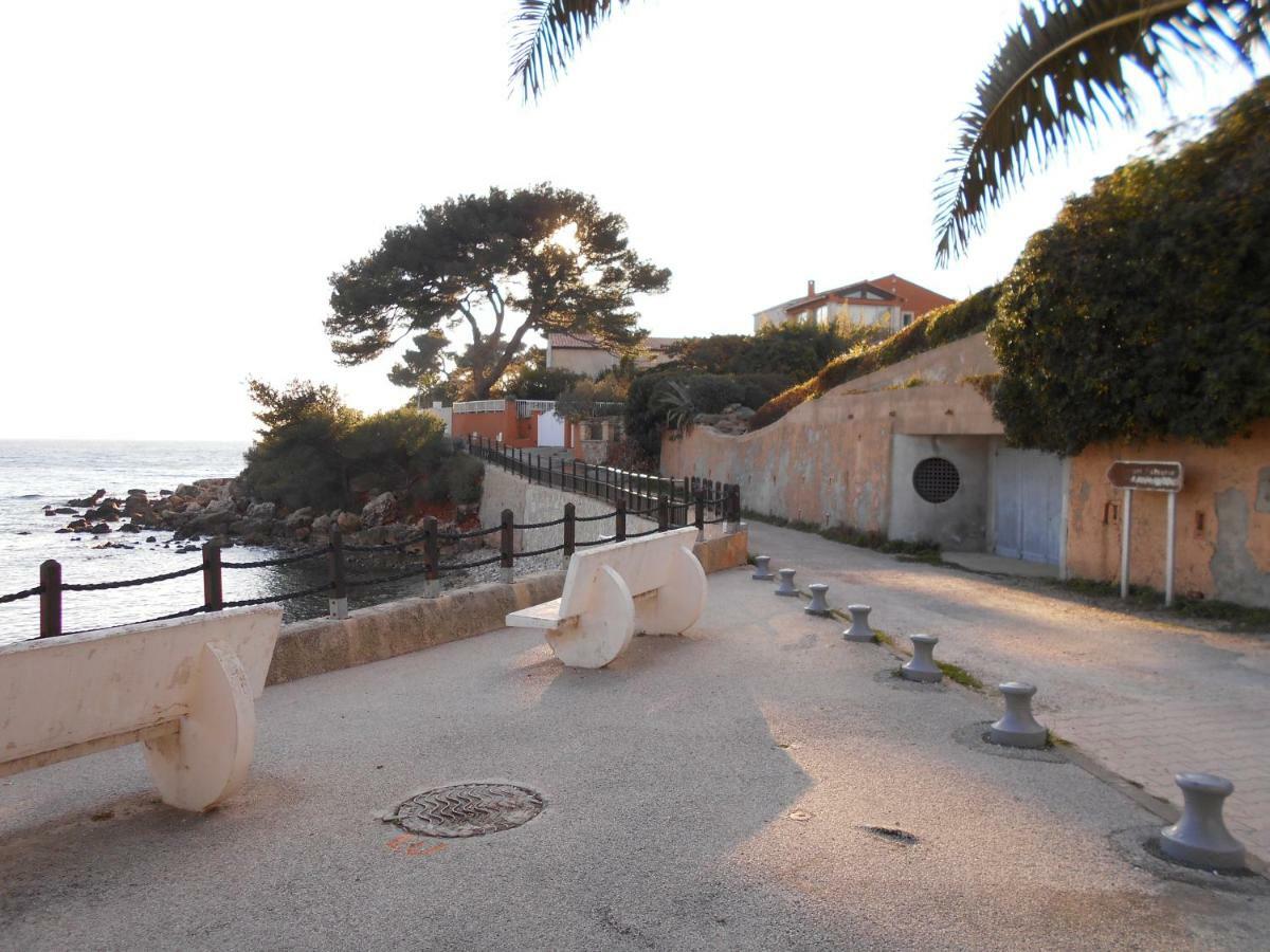 t2 bord de mer au calme Bandol Extérieur photo